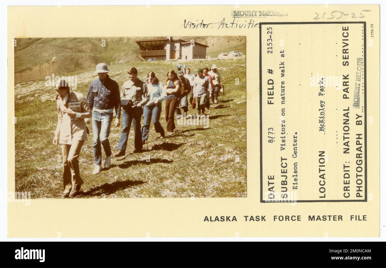 Les visiteurs de la nature se promèrent au centre Eielson. Photographies du Groupe de travail de l'Alaska Banque D'Images