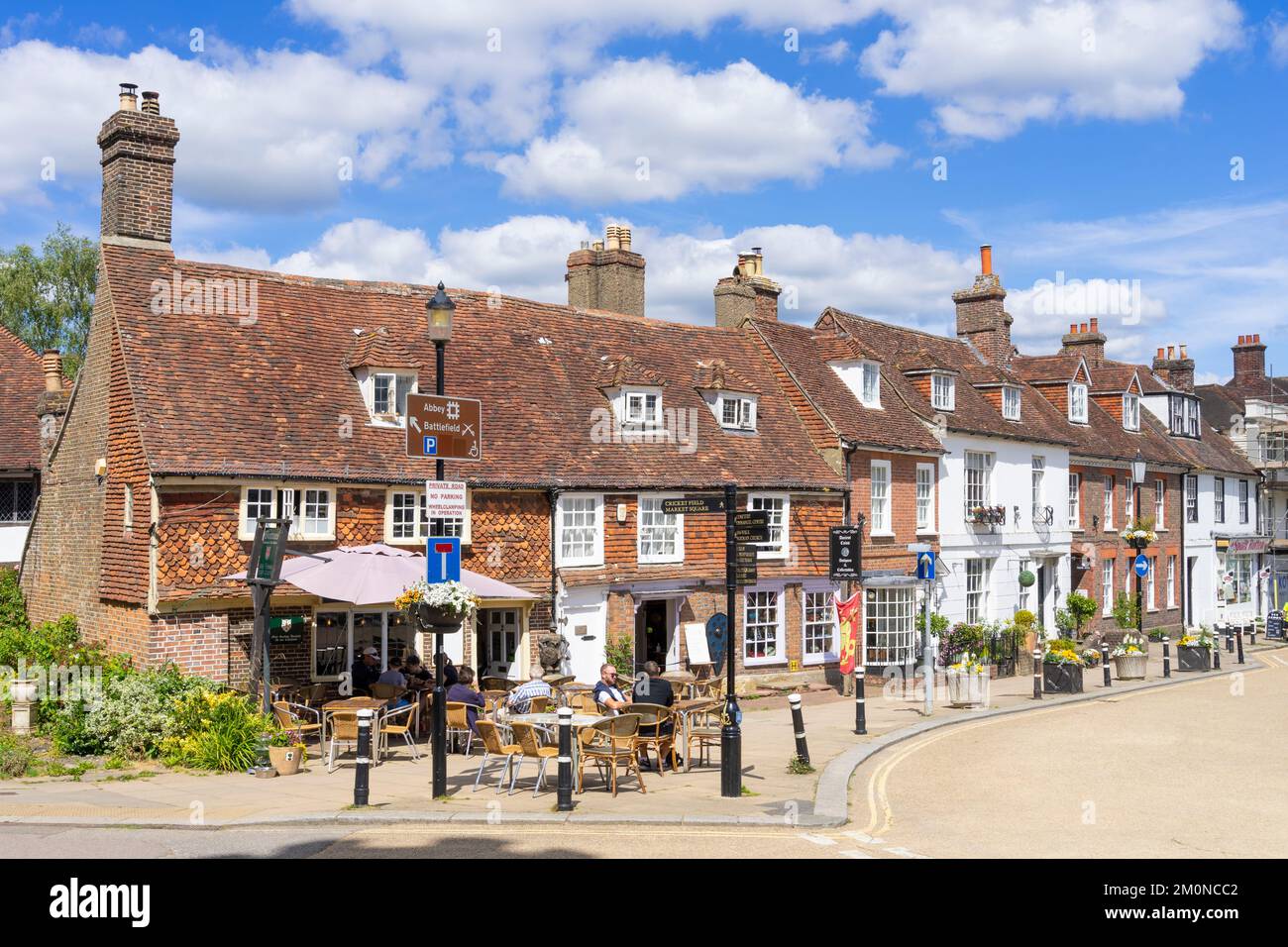 Battle East Sussex Burtons salons de thé et magasins sur la rue principale Battle High Street dans la ville antique de Battle East Sussex Angleterre GB Europe Banque D'Images