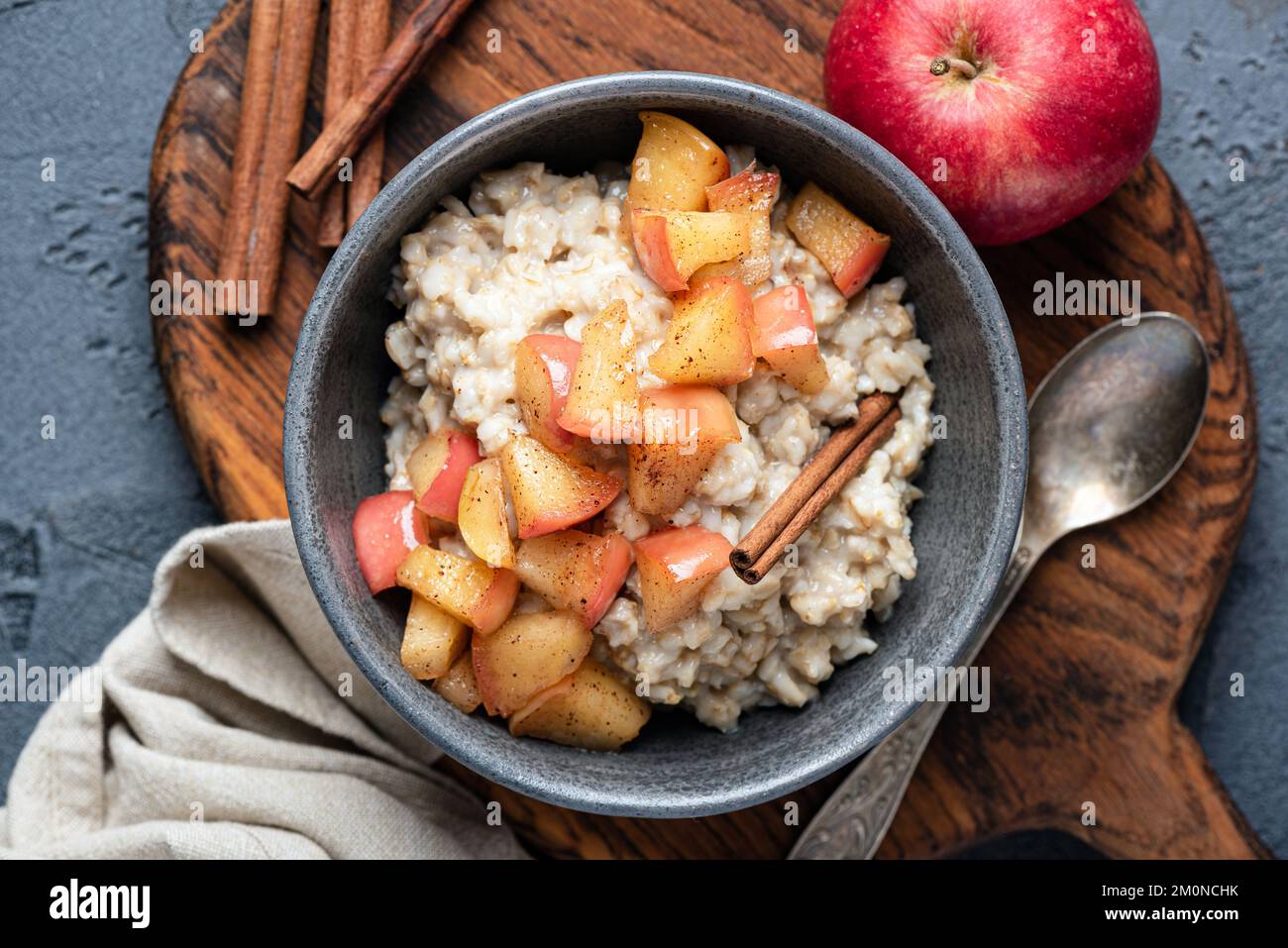 Porridge aux flocons d'avoine avec pomme et cannelle dans un bol, vue du dessus. Repas santé pour le petit déjeuner Banque D'Images