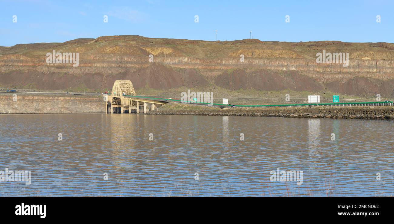 Interstate 90 traversant le fleuve Columbia avec la montée en hauteur et la rive est sous le ciel bleu Banque D'Images