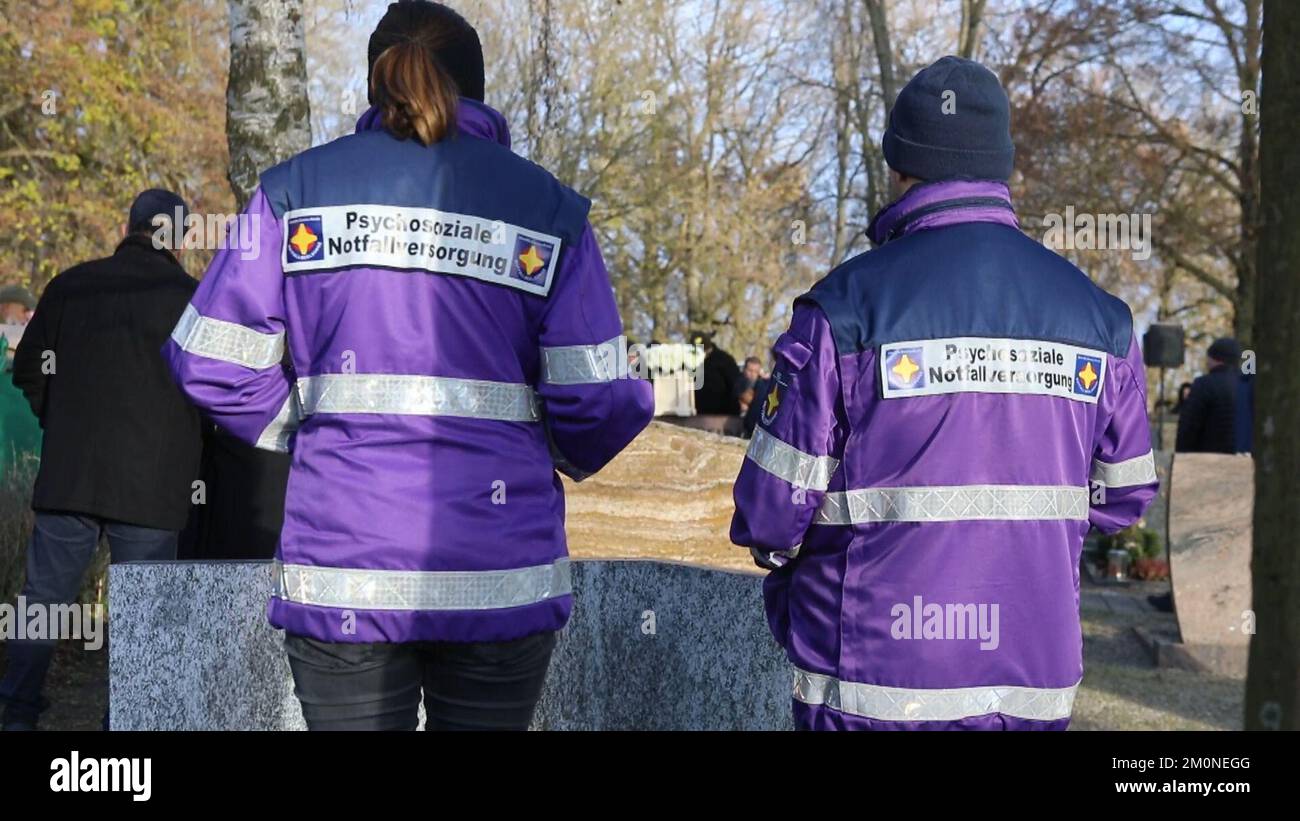 Illerkirchberg, Allemagne. 07th décembre 2022. Deux employés de l'aumônerie d'urgence s'occupent des personnes en deuil de la fillette tuée à Illerkirchberg. Un porte-parole de la police a parlé d'un nombre incroyable de personnes qui sont venues au cimetière mercredi 07.12.2022 pour dire Au revoir à l'enfant de 14 ans. (À dpa 'des centaines de personnes disent Au revoir à 14 ans à Illerkirchberg') Credit: Ralf Zwiebler/dpa/Alay Live News Banque D'Images