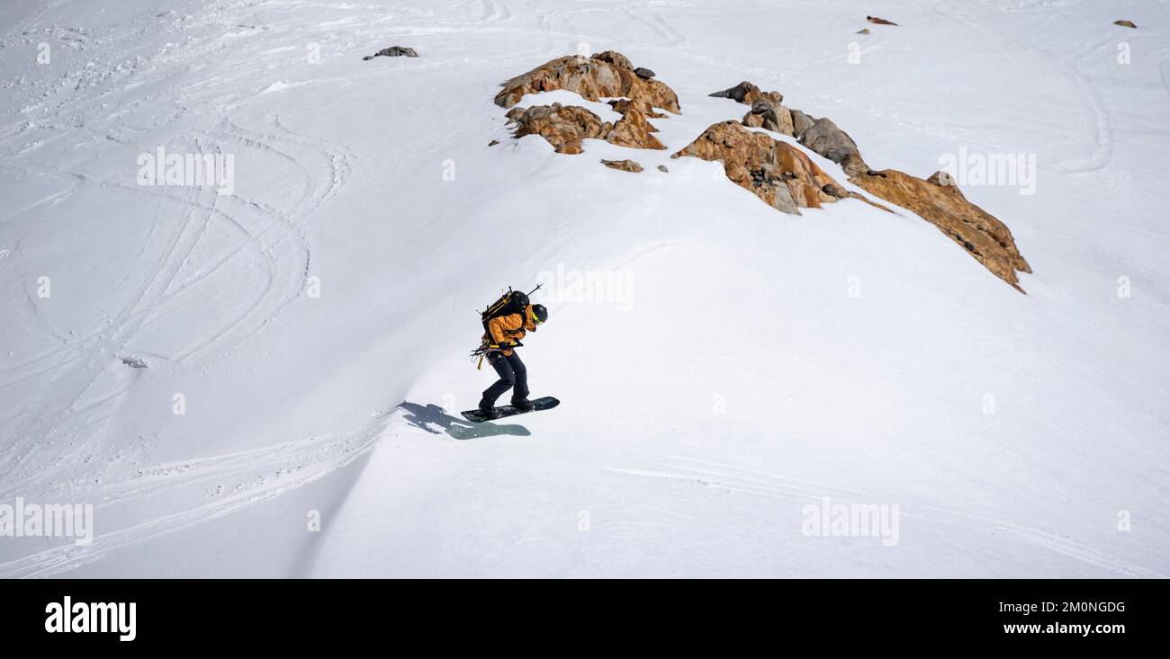 Splitboarder sauts, sur la descente, montagnes en hiver, Alpes de Stubai, Tyrol, Autriche, Europe Banque D'Images