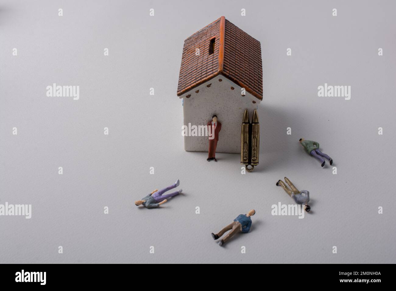 Homme modèle de figurine et Bullet comme conceptuel contre la photographie de guerre Banque D'Images