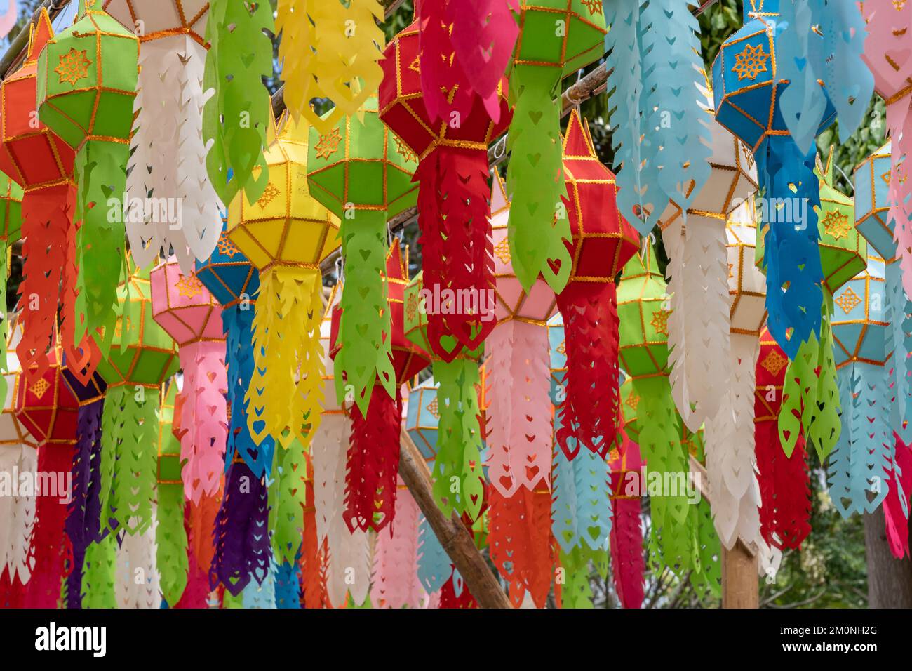 Lanternes en papier traditionnelles colorées pour le festival annuel de Loi Krathong aka Yi Peng décorant la ville de Chiang Mai, Thaïlande Banque D'Images