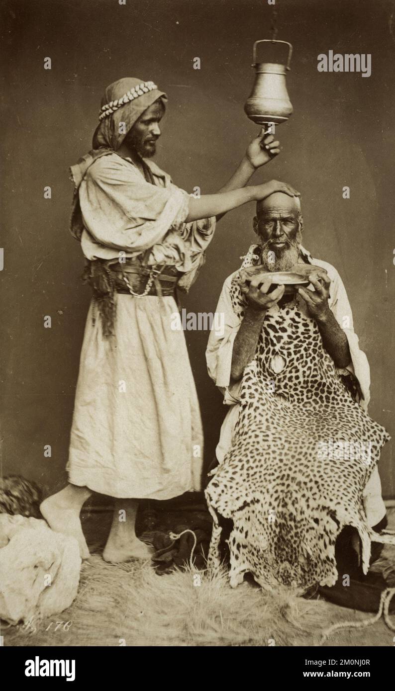 Portrait d'un coiffeur lavant la tête d'un homme, vers 1870. Banque D'Images