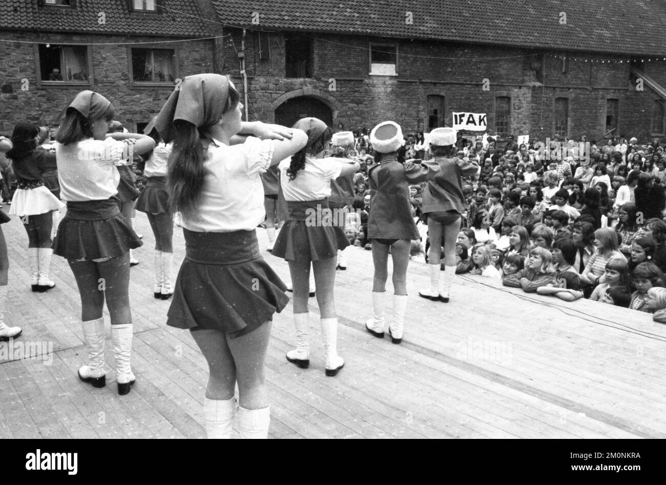 Le festival annuel au château de Kemnade à Hattingen, ici Kemnade 1974 le 28,6.1974, visait à rapprocher les Allemands et les migrants, pour apporter le germe Banque D'Images