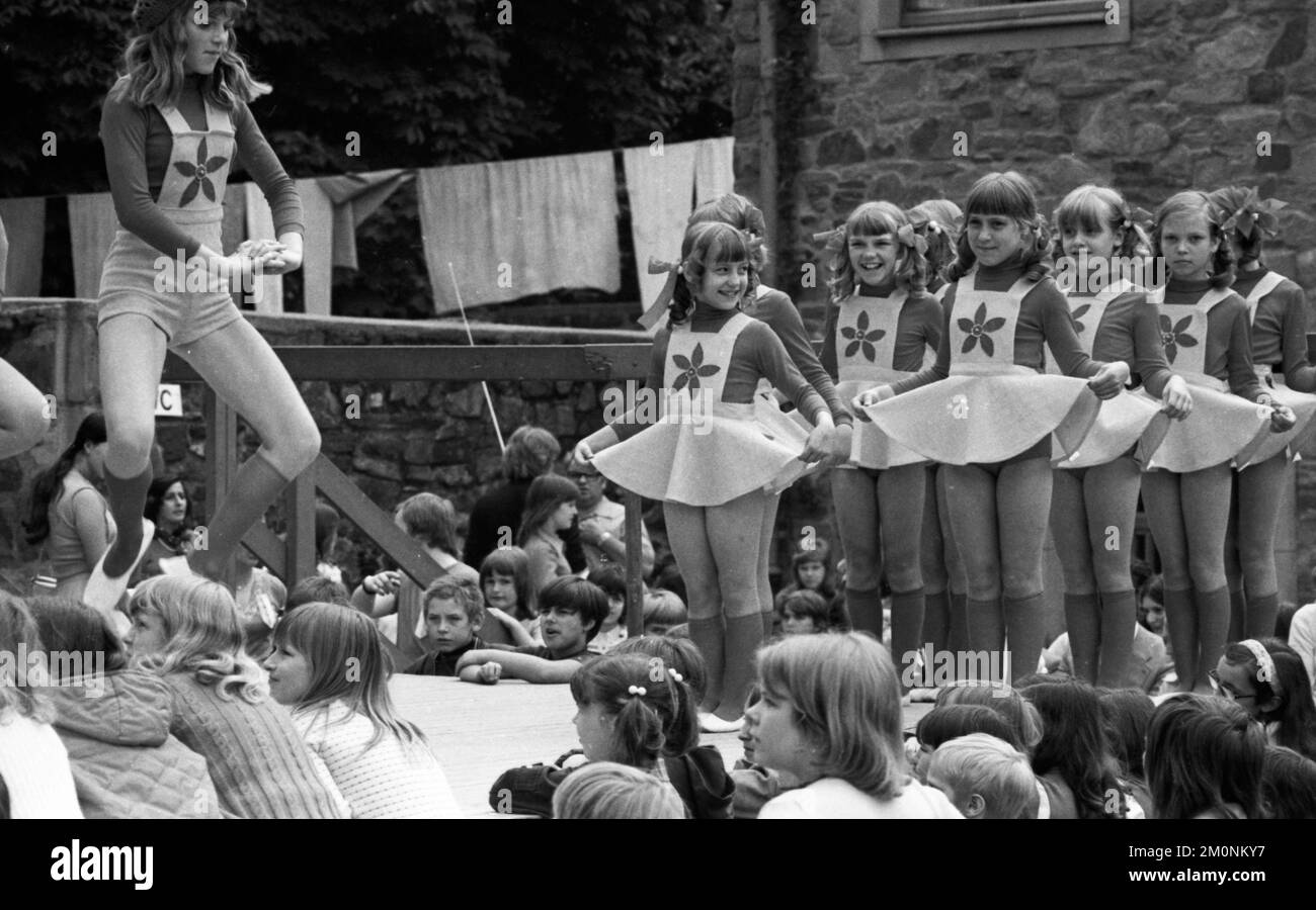 Le festival annuel au château de Kemnade à Hattingen, ici Kemnade 1974 le 28,6.1974, visait à rapprocher les Allemands et les migrants, pour apporter le germe Banque D'Images