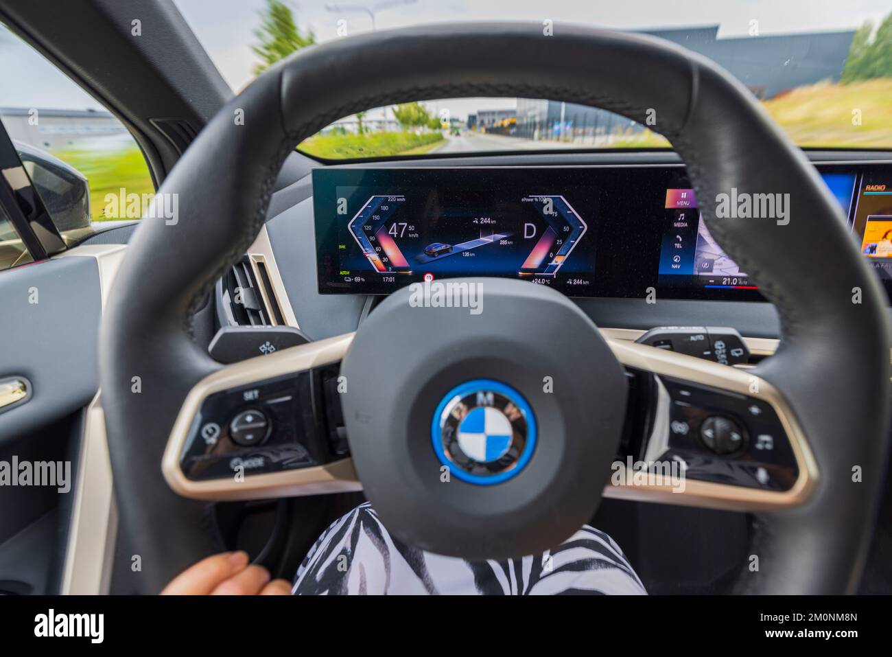 Vue rapprochée du tableau de bord de la BMW IX40 lors de la conduite en Suède. Uppsala. Banque D'Images