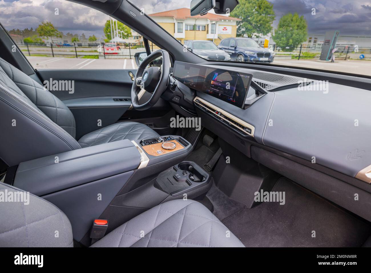 Belle vue de l'intérieur voiture électrique BMW iX40. Suède. Uppsala. Banque D'Images