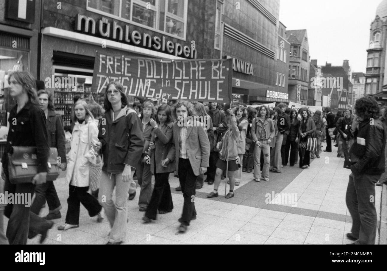 Le Schuelermitverantwortung (SMV) a fait campagne pour la co-détermination des étudiants et des apprentis le 1 juillet 1974 avec un congrès et demonstr Banque D'Images