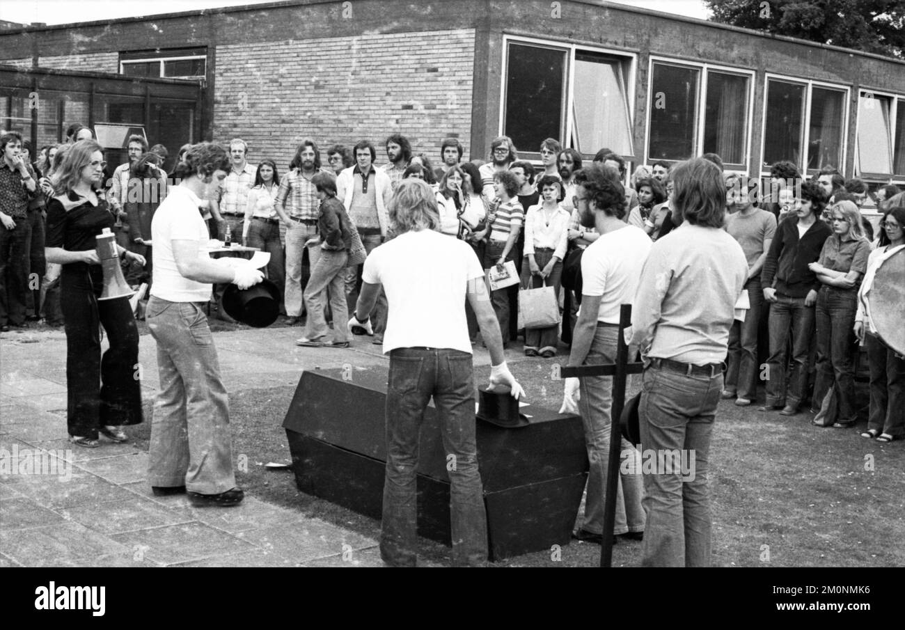 Les étudiants de l'Abendgymnasium à Dortmund ont protesté contre la réforme de l'éducation, qui, selon leur menace, affecte l'educ 2nd Banque D'Images