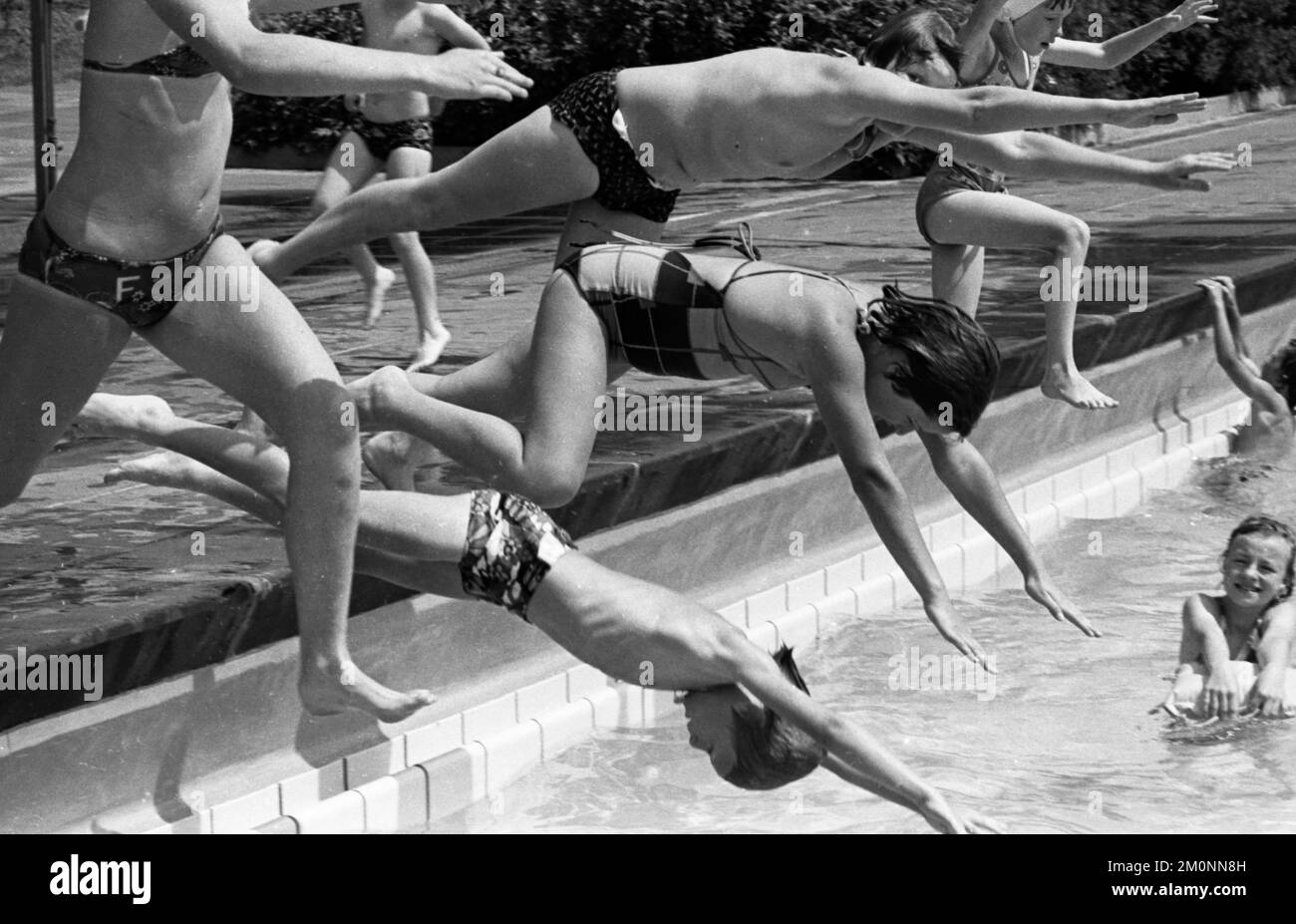 L'été 1976 a apporté beaucoup de soleil et de piscines complètes, comme ici le 25.6.1976 à Dortmund, Allemagne, Europe Banque D'Images