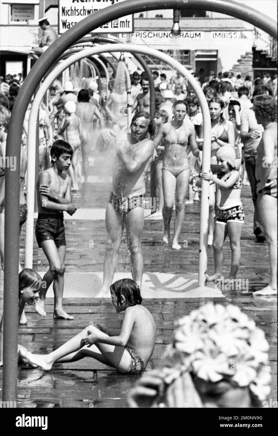 L'été 1976 a apporté beaucoup de soleil et de piscines complètes, comme ici le 25.6.1976 à Dortmund, Allemagne, Europe Banque D'Images