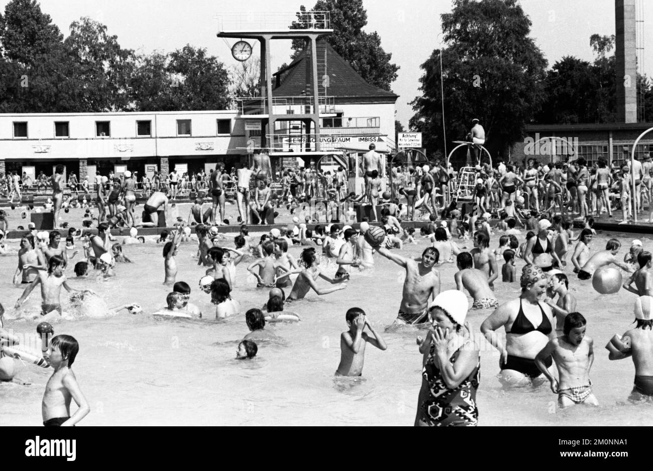 L'été 1976 a apporté beaucoup de soleil et de piscines complètes, comme ici le 25.6.1976 à Dortmund, Allemagne, Europe Banque D'Images