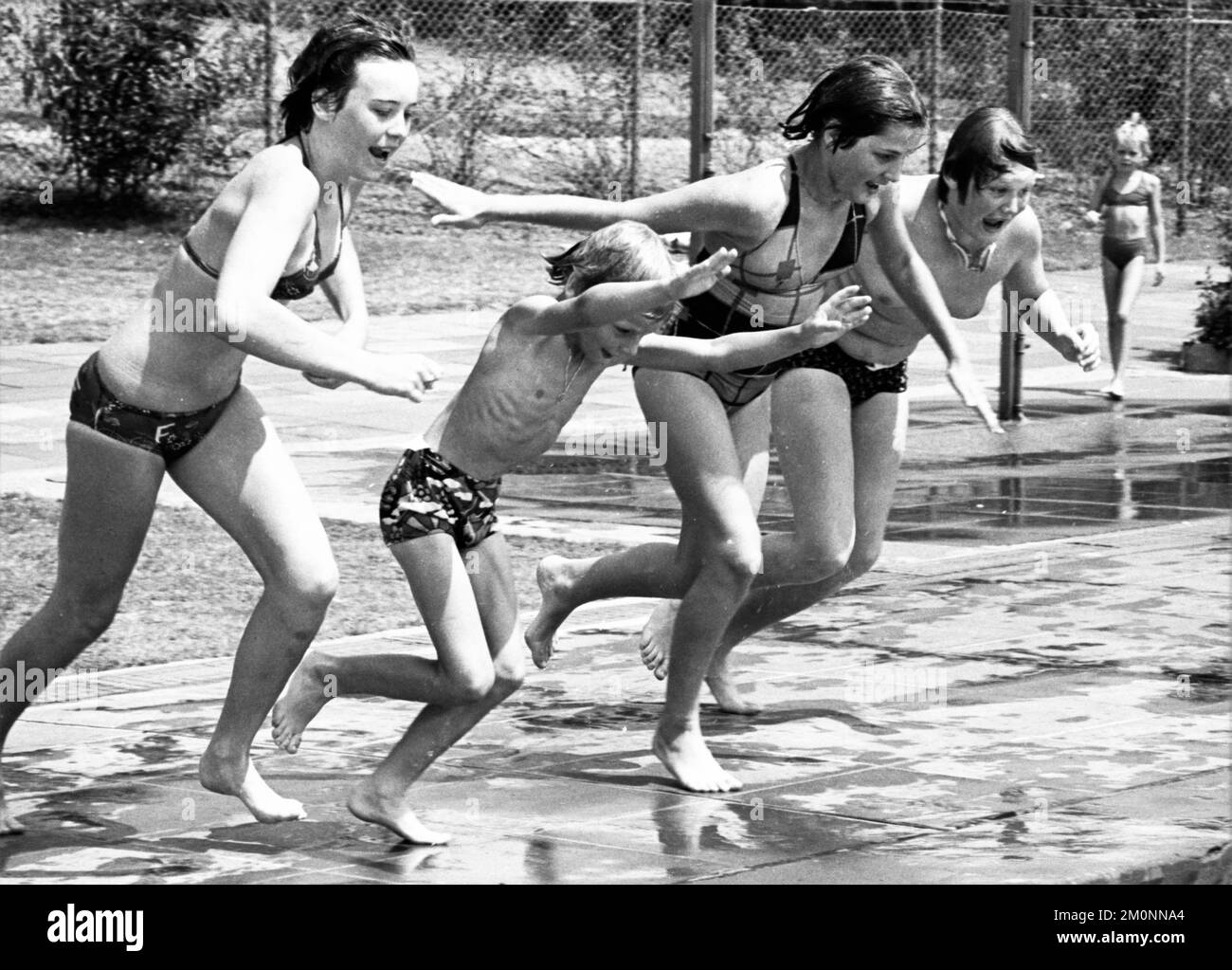 L'été 1976 a apporté beaucoup de soleil et de piscines complètes, comme ici le 25.6.1976 à Dortmund, Allemagne, Europe Banque D'Images