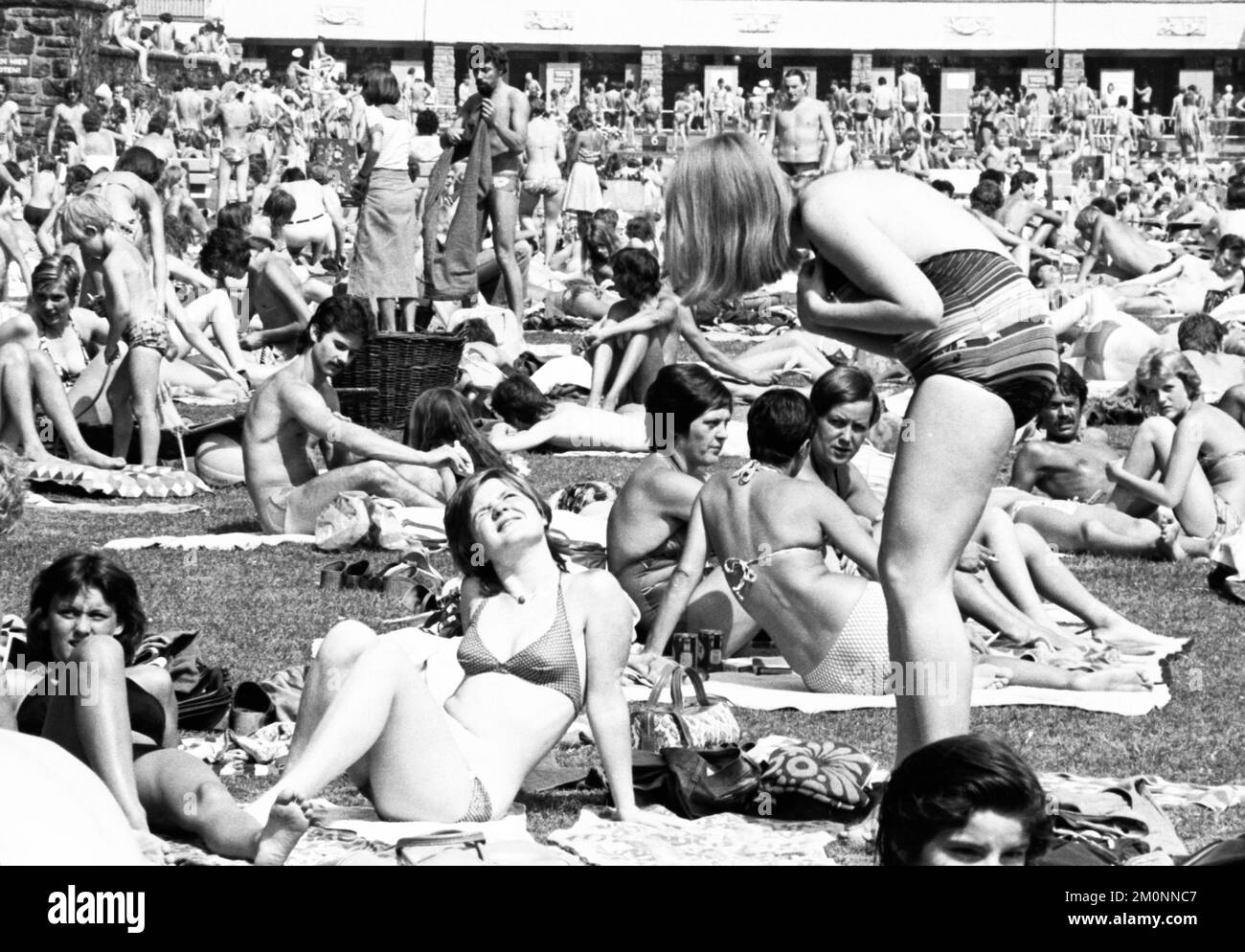 L'été 1976 a apporté beaucoup de soleil et de piscines complètes, comme ici le 25.6.1976 à Dortmund, Allemagne, Europe Banque D'Images