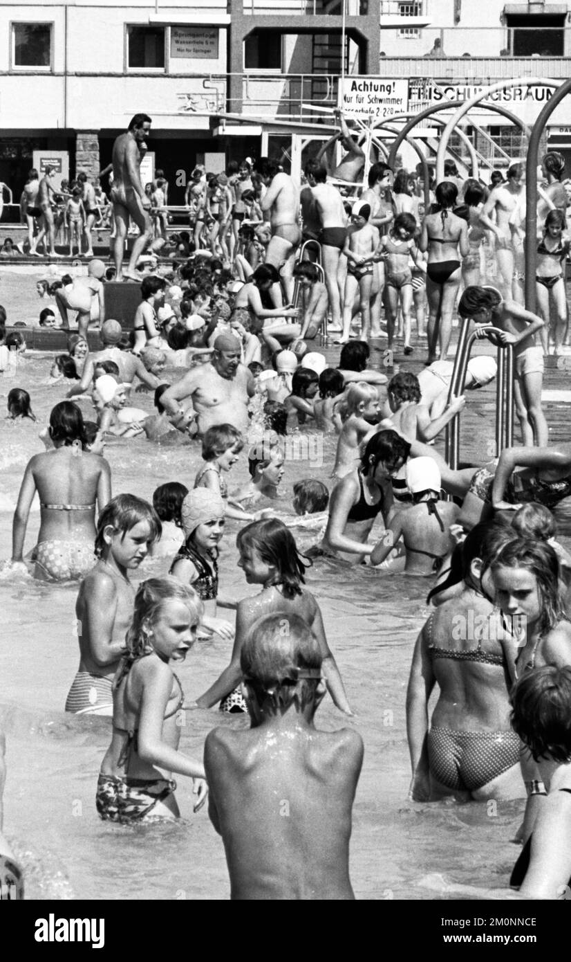 L'été 1976 a apporté beaucoup de soleil et de piscines complètes, comme ici le 25.6.1976 à Dortmund, Allemagne, Europe Banque D'Images