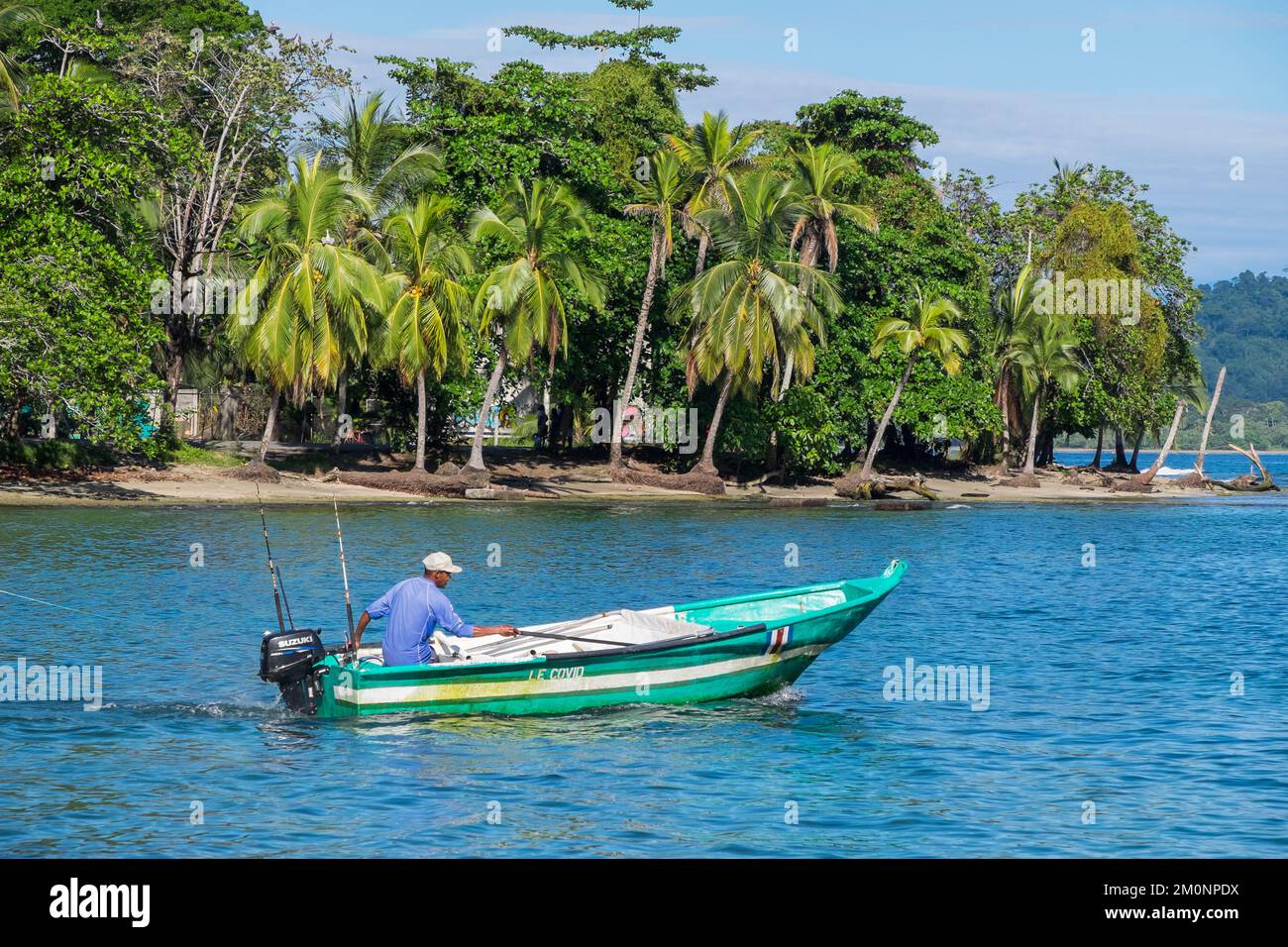 Pêcheur et son bateau quittant Puerto Viejo sur la côte des Caraïbes du Costa Rica Banque D'Images