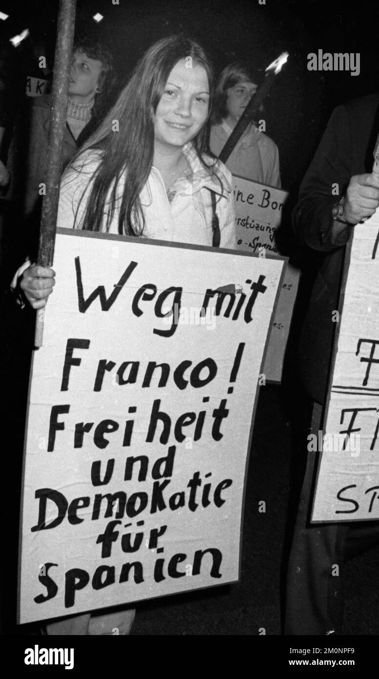 La persécution des démocrates espagnols par la dictature franquiste a incité les travailleurs et les jeunes de Gelsenkirchen à protester et à organiser une grève de 2 minutes contre Banque D'Images