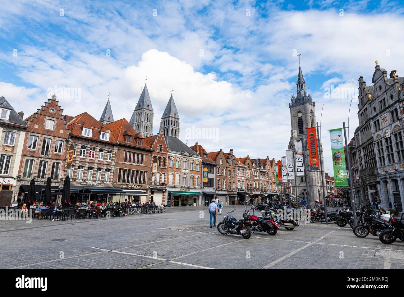 Place du marché avec site classé au patrimoine mondial de l'UNESCO Cathédrale de Tournai, Belgique, Europe Banque D'Images