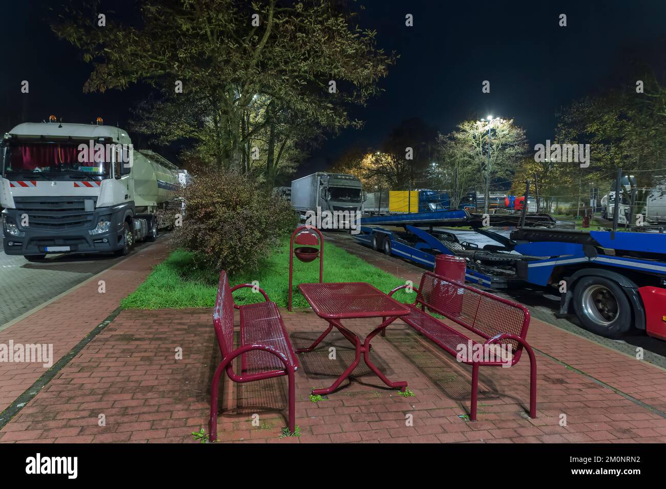 Les parkings bondés sont la règle sur les autoroutes allemandes la nuit Banque D'Images
