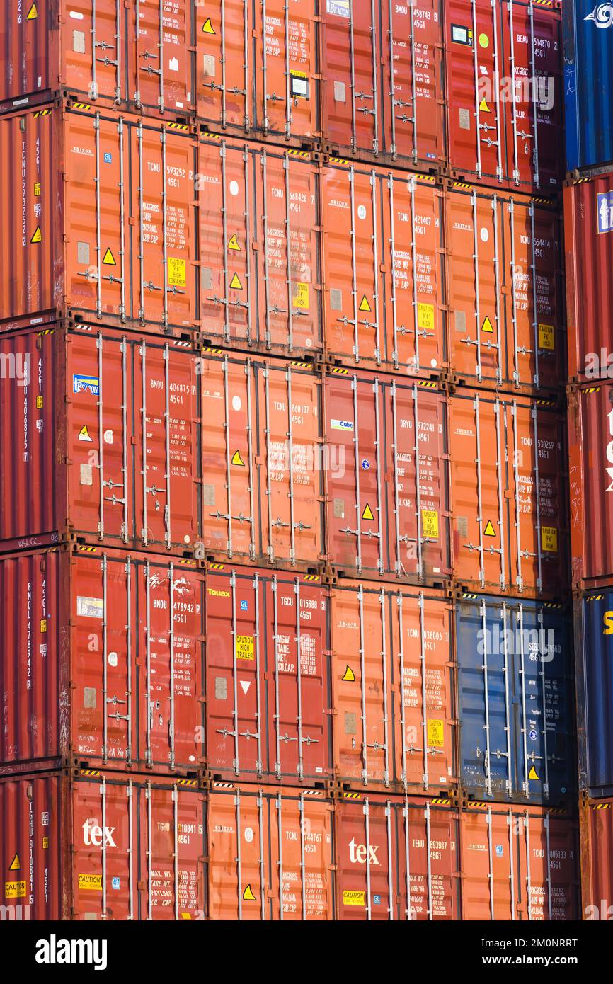 Seattle - 06 mars 2022 ; vue en gros plan des conteneurs d'expédition orange et bleu empilés verticalement Banque D'Images