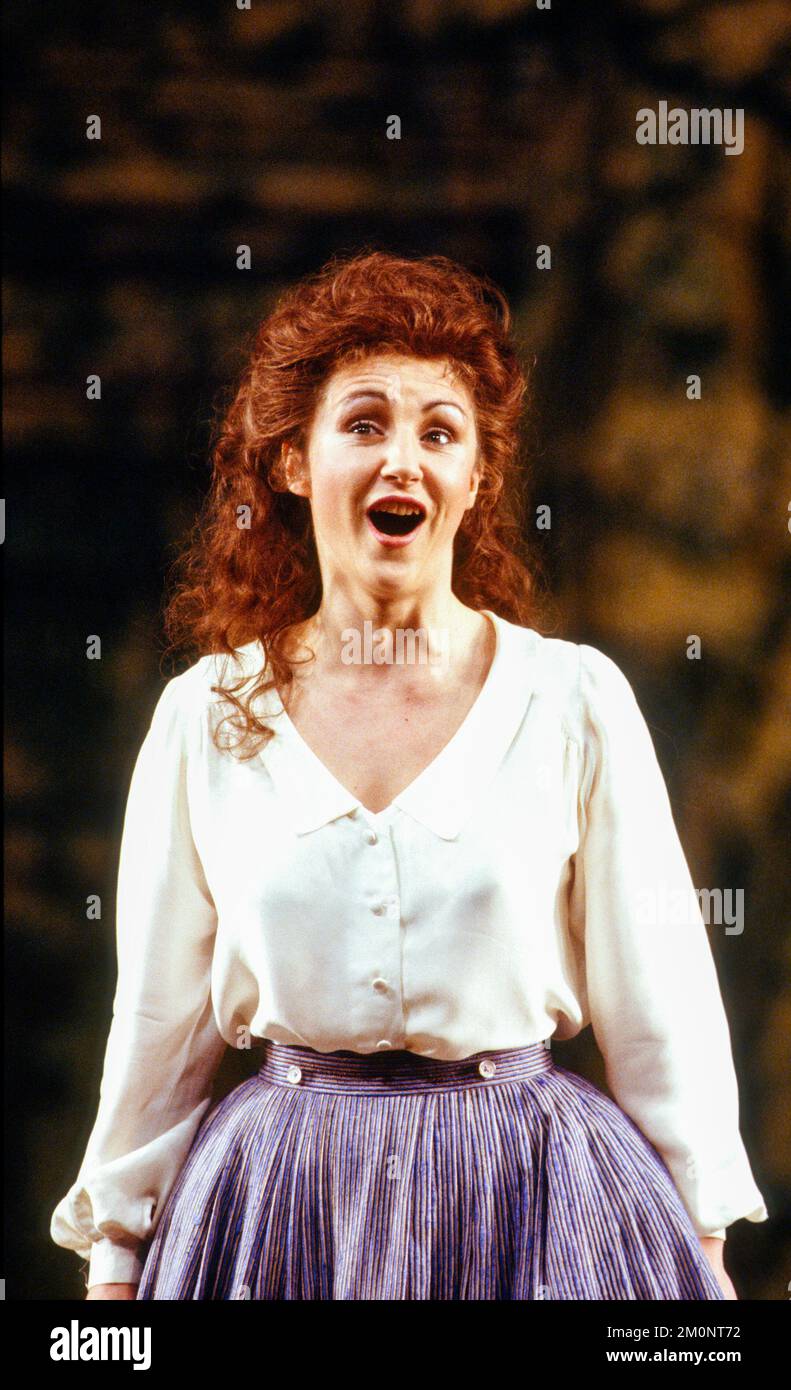 Lesley Garrett (Atalanta) en XERXES à l'Opéra National Anglais (ENO), London Coliseum, Londres WC2 23/02/1985 musique: George Frideric Handel texte: Nicolo Minato chef: Charles Mackerras conception: David Fielding éclairage: Paul Pyant traducteur et directeur: Nicholas Hytner Banque D'Images