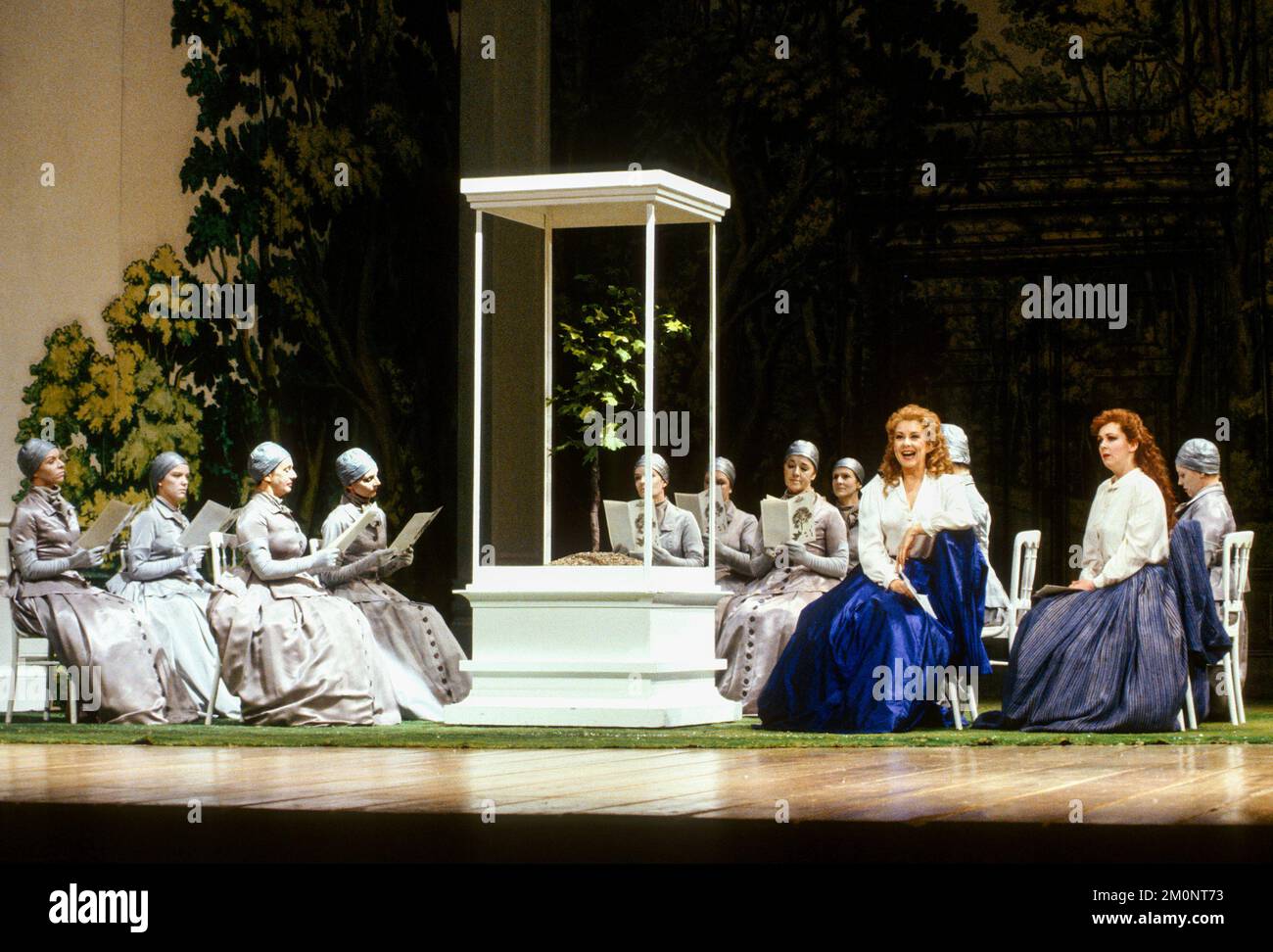 Avant droite: Yvonne Kenny (Romilda), Rosa Mannion (Atalanta) à XERXES à l'Opéra National Anglais (ENO), London Coliseum, Londres WC2 10/01/1992 musique: George Frideric Handel texte: Nicolo Minato chef: Ivor Bolton design: David Fielding éclairage: Paul Pyant traducteur et réalisateur original: Nicholas Hytner Banque D'Images