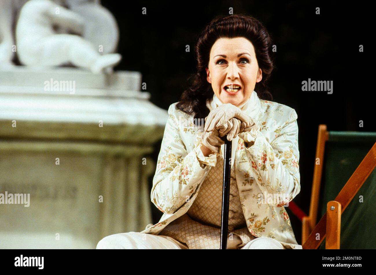 Ann Murray (Xerxes) dans XERXES à l'Opéra National Anglais (ENO), London Coliseum, Londres WC2 10/01/1992 musique: George Frideric Handel texte: Nicolo Minato chef: Ivor Bolton design: David Fielding éclairage: Paul Pyant traducteur et réalisateur original: Nicholas Hytner Banque D'Images
