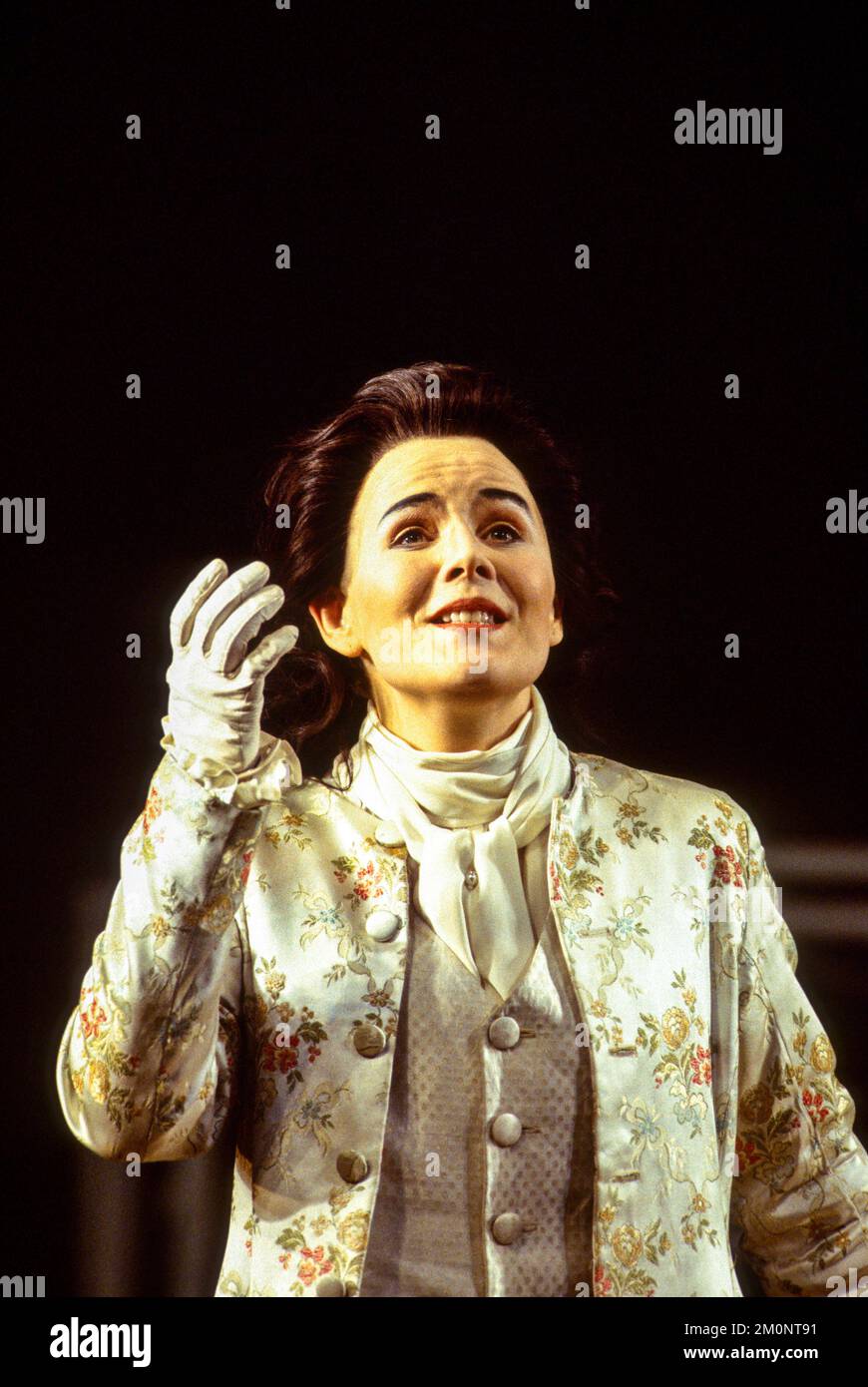 Louise Winter (Xerxes) dans XERXES à l'Opéra National Anglais (ENO), London Coliseum, Londres WC2 14/01/1994 musique: George Frideric Handel texte: Nicolo Minato chef: Ivor Bolton design: David Fielding éclairage: Paul Pyant traducteur et réalisateur original: Nicholas Hytner Banque D'Images