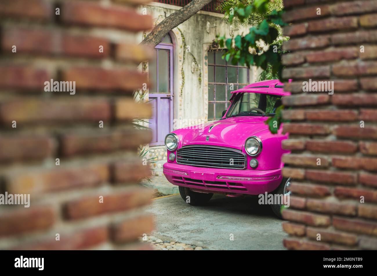 Une voiture d'époque violette dans la rue. Gurugram, Inde Banque D'Images