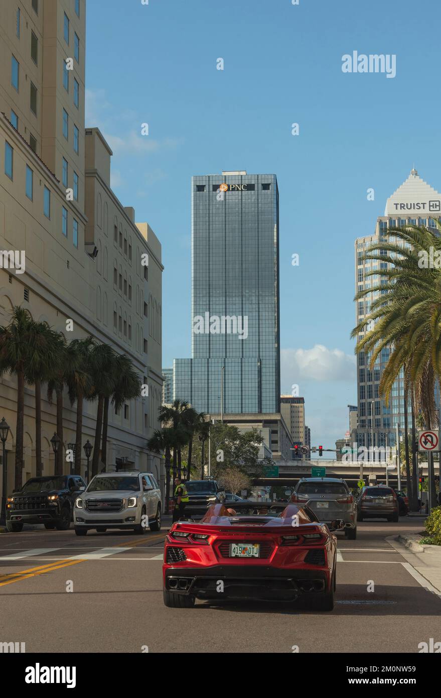 Tampa, Floride, États-Unis. 2022. Vue arrière d'une voiture de sport rouge dans la circulation du centre-ville, Tampa, États-Unis. Banque D'Images