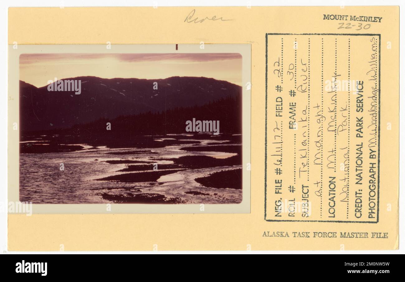 Rivière Teklanika à minuit. Photographies du Groupe de travail de l'Alaska Banque D'Images