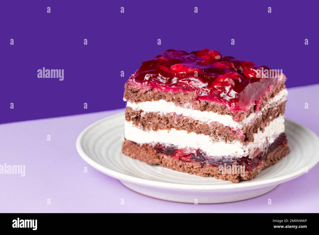 Une tranche ou une portion d'un bateau de la Forêt Noire. Un gâteau au chocolat avec une riche garniture de cerise à base du dessert allemand Schwarzwälder Kirschtorte Banque D'Images