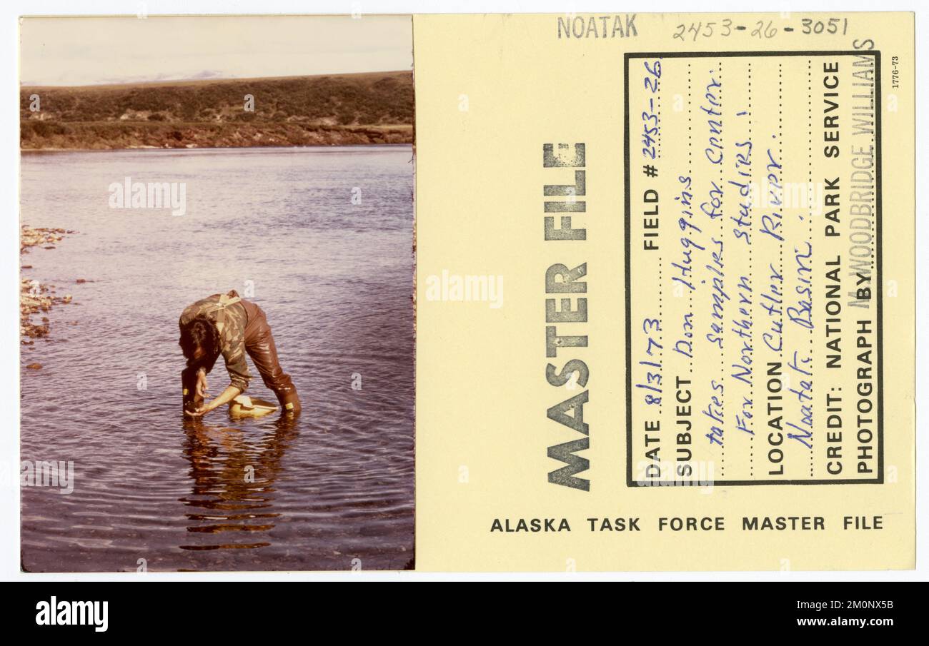 Don Huggins prend des échantillons pour le Centre d'études du Nord. Photographies du Groupe de travail de l'Alaska Banque D'Images