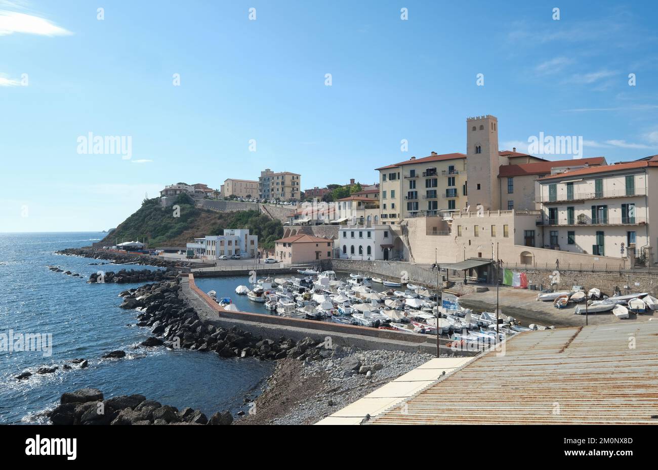 Ancien port de pêche avec la Citadelle, Piombino, Toscane, Italie Banque D'Images