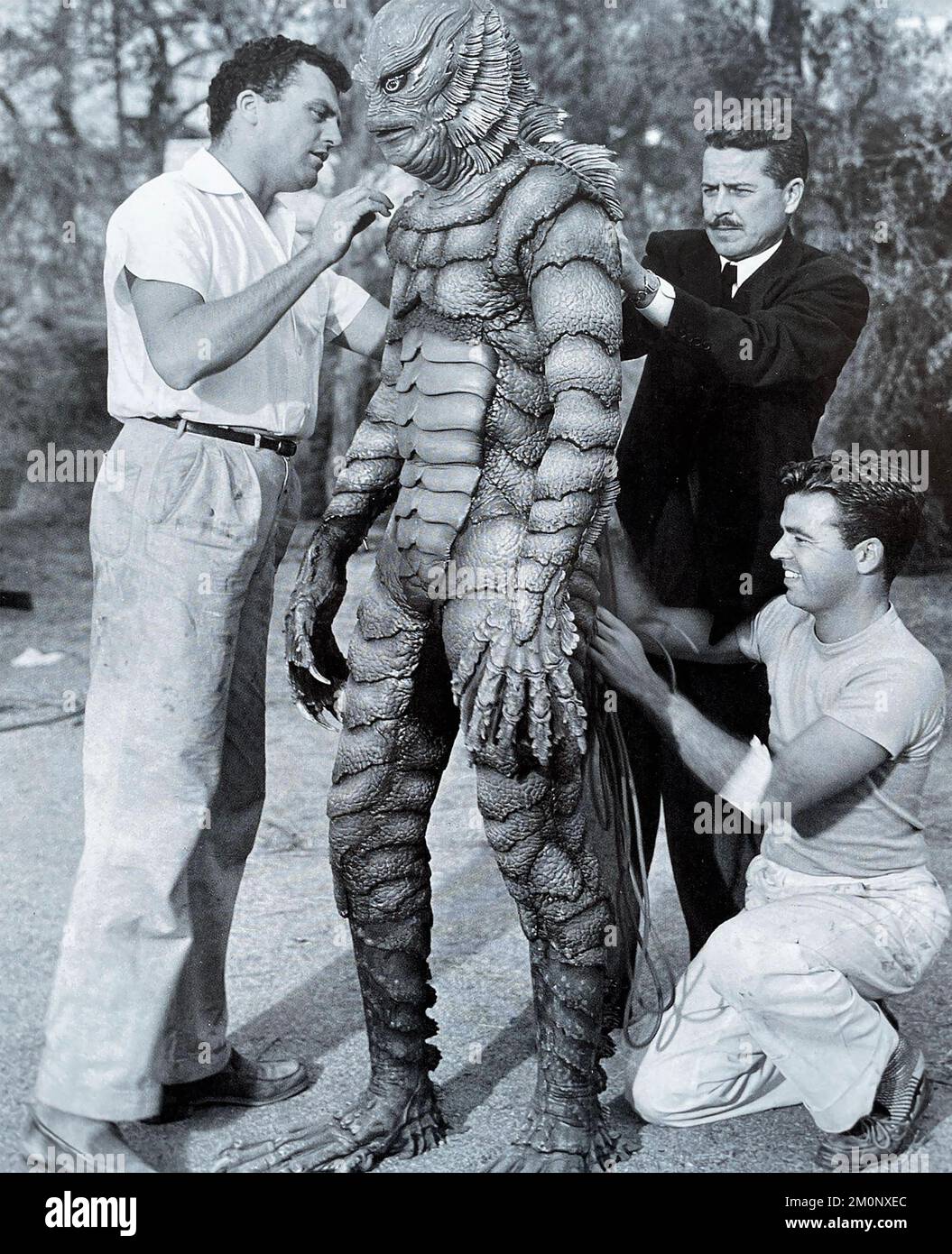 CRÉATURE DU FILM NOIR LAGOON 1954 Universal-International. Préparer Ben Chapman pour son rôle de Gill-man dans les séquences terrestres. Banque D'Images