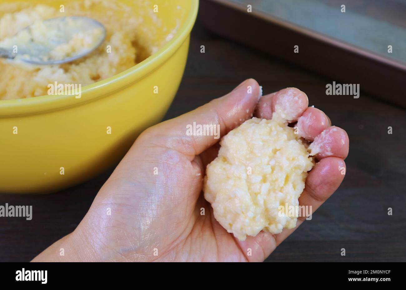 Mélange de pain au fromage brésilien appelé Pao de Queijo dans la paume Banque D'Images