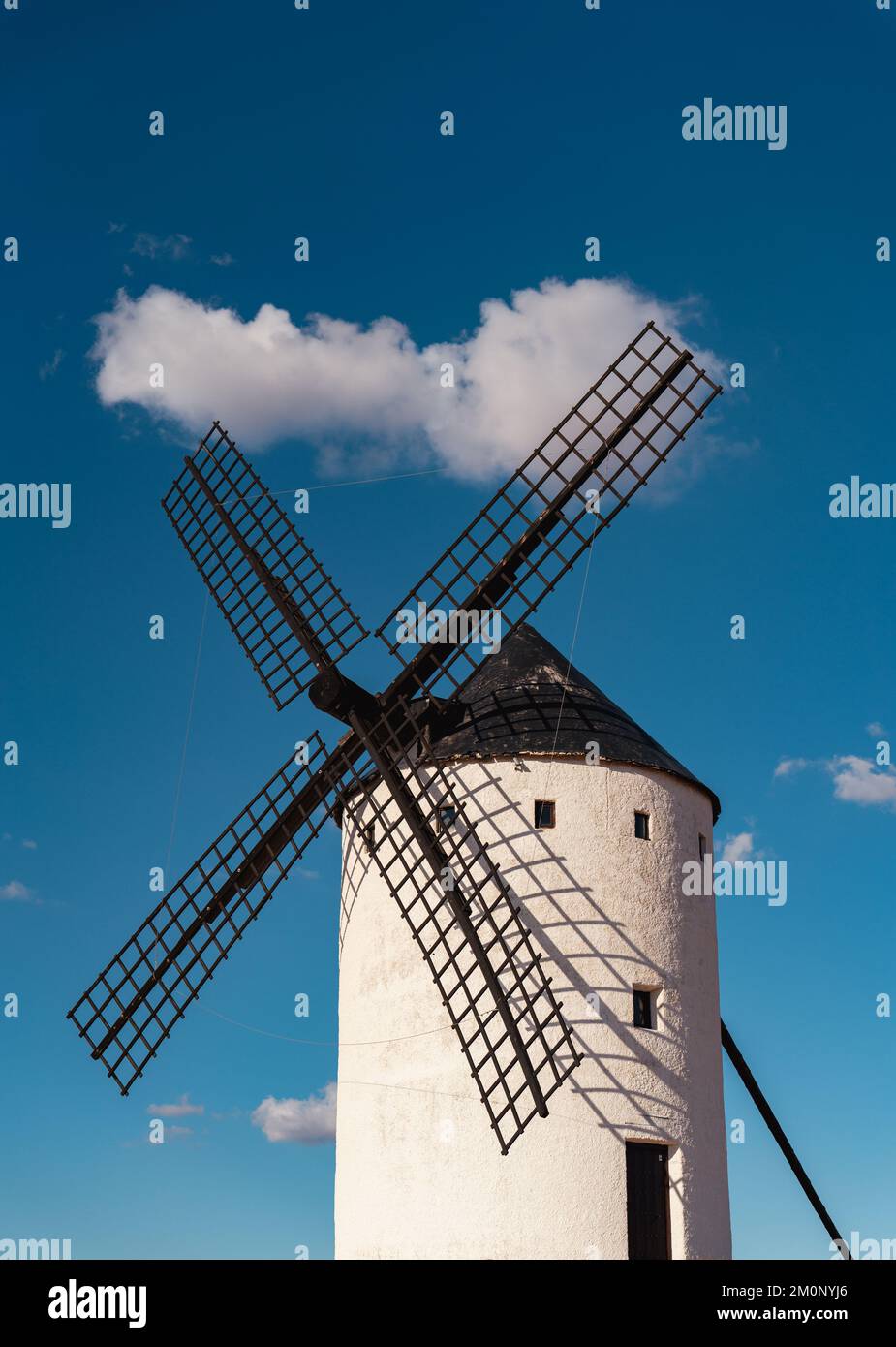 Vieux moulin à vent avec ciel bleu et nuage Banque D'Images