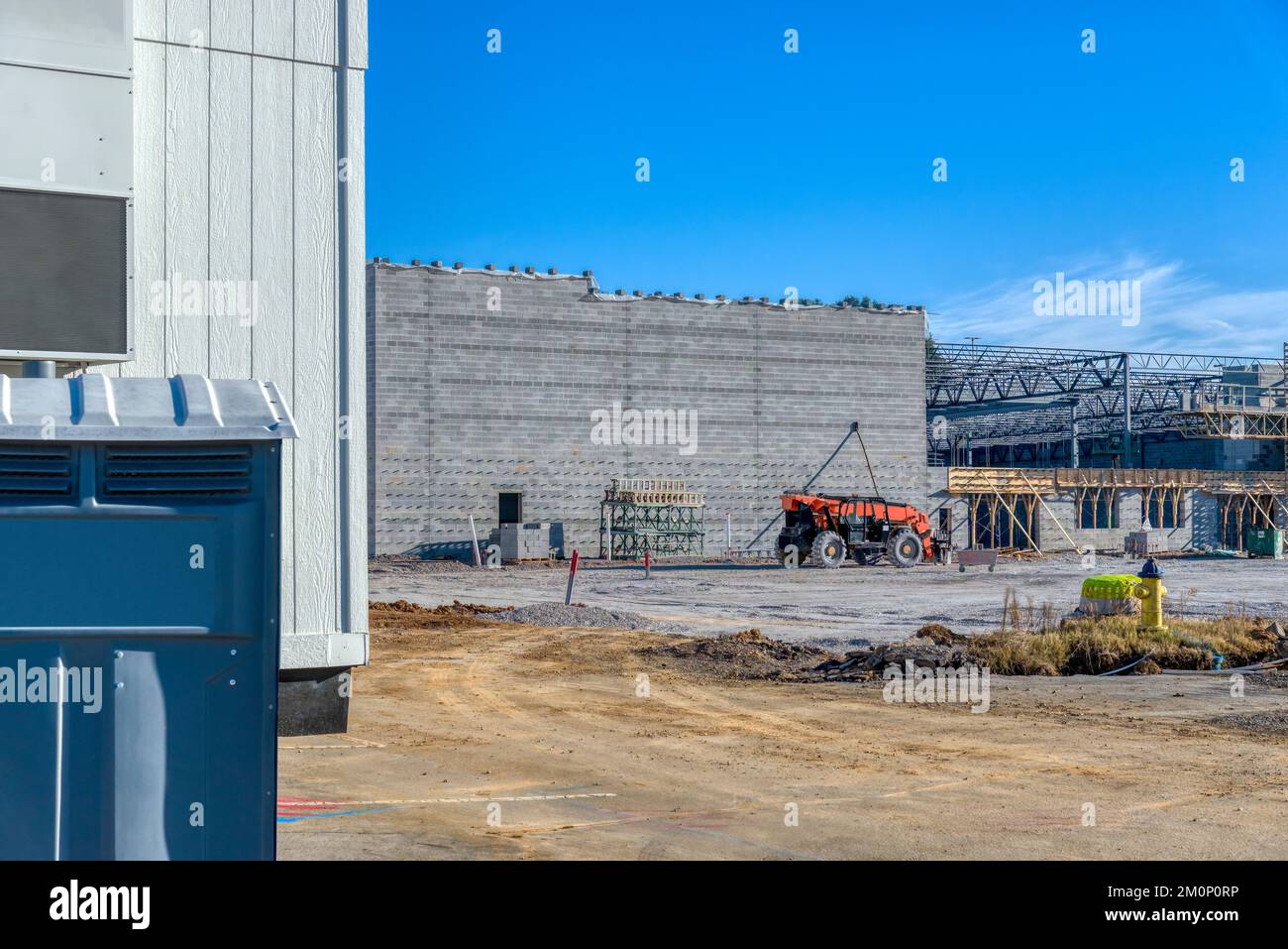 Plan horizontal d'un compresseur de climatisation et de compteurs électriques à l'extérieur d'un petit immeuble de bureaux. Banque D'Images
