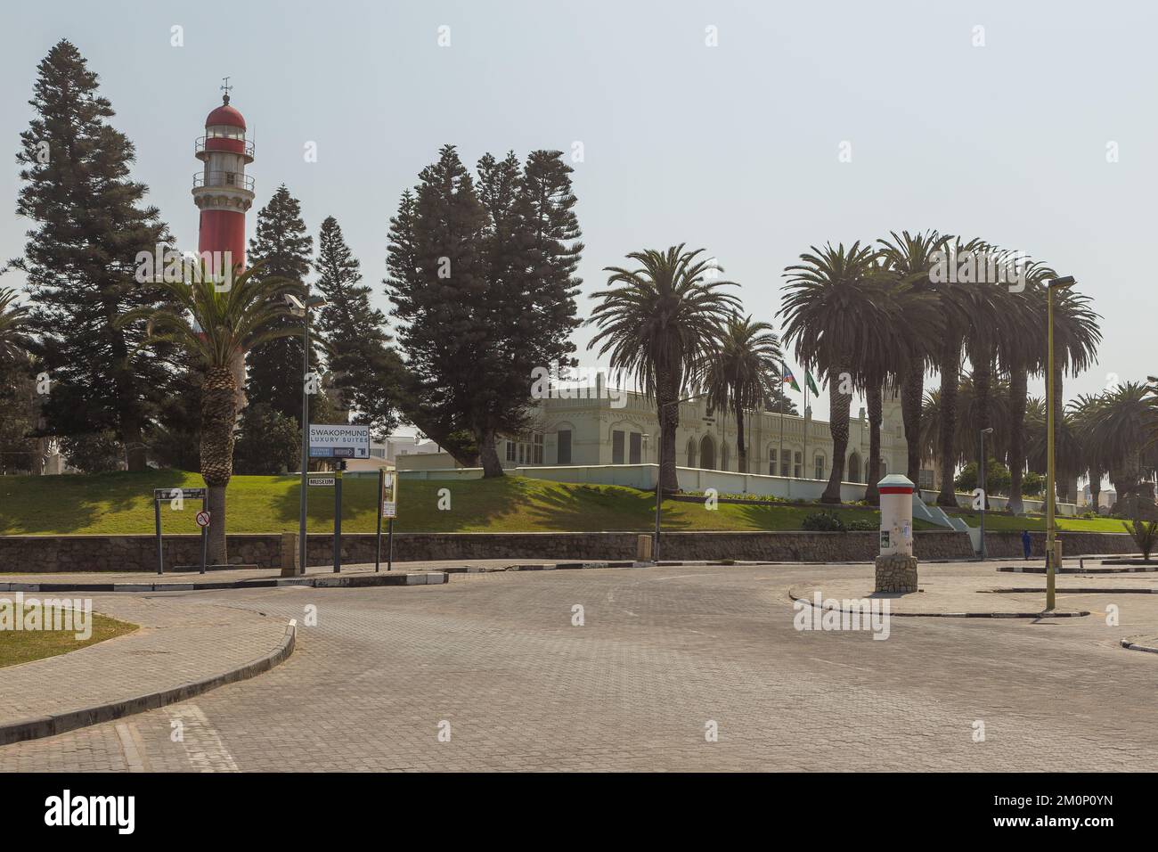 Swakopmund, Namibie - 03 octobre 2018 : promenade à Swakopmund. Phare en arrière-plan. Banque D'Images