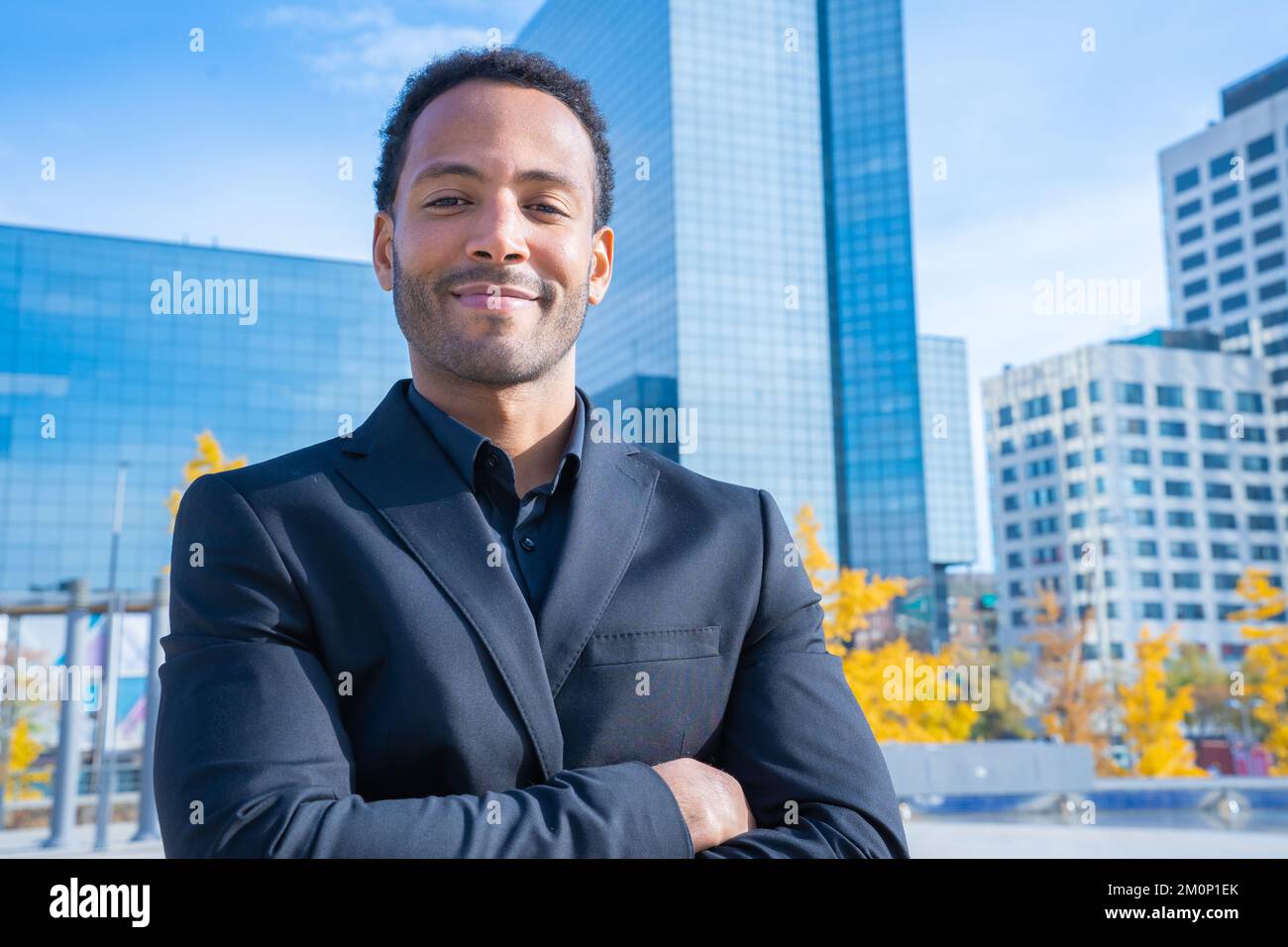 Portrait d'un homme d'affaires afro-américain souriant en costume souriant regardant l'appareil photo. Banque D'Images