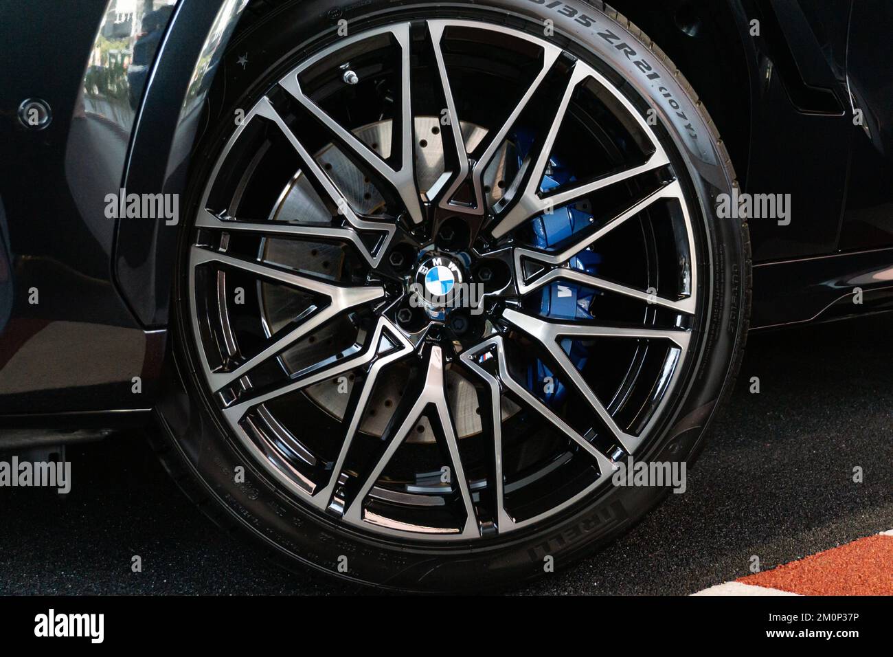 Une roue de compétition BMW X6 M avec étrier de frein bleu, disque de frein  et une grosse roue Photo Stock - Alamy