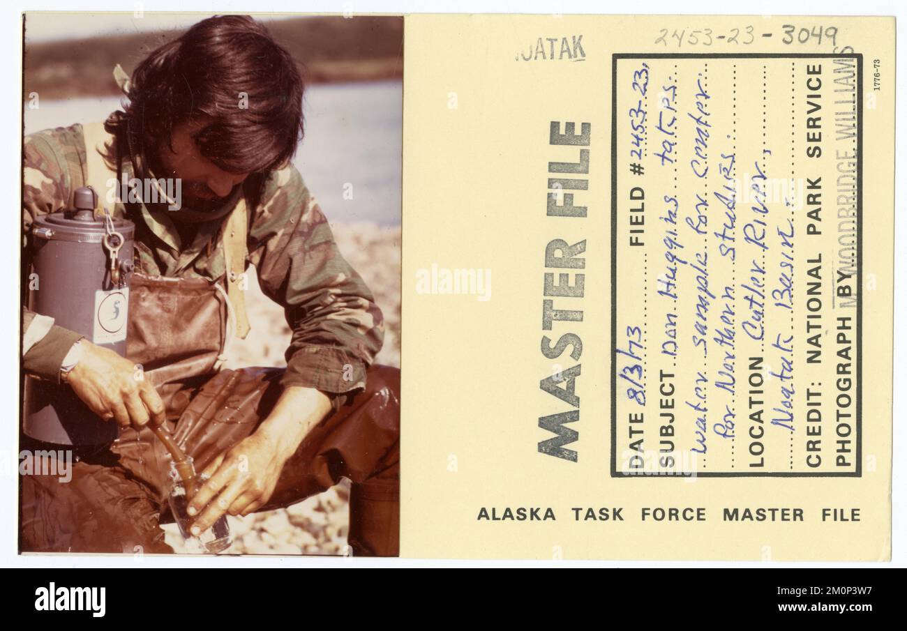 Don Huggins prend des échantillons d'eau pour le Centre d'études du Nord. Photographies du Groupe de travail de l'Alaska Banque D'Images