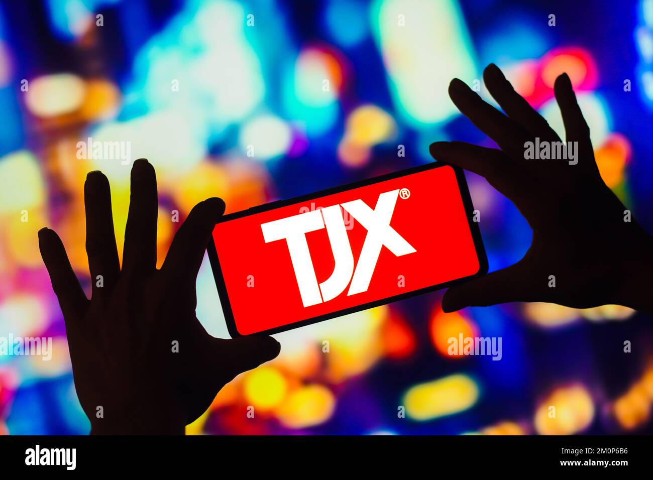 Dans cette illustration, le logo TJX Companies s'affiche sur l'écran d'un smartphone. Banque D'Images