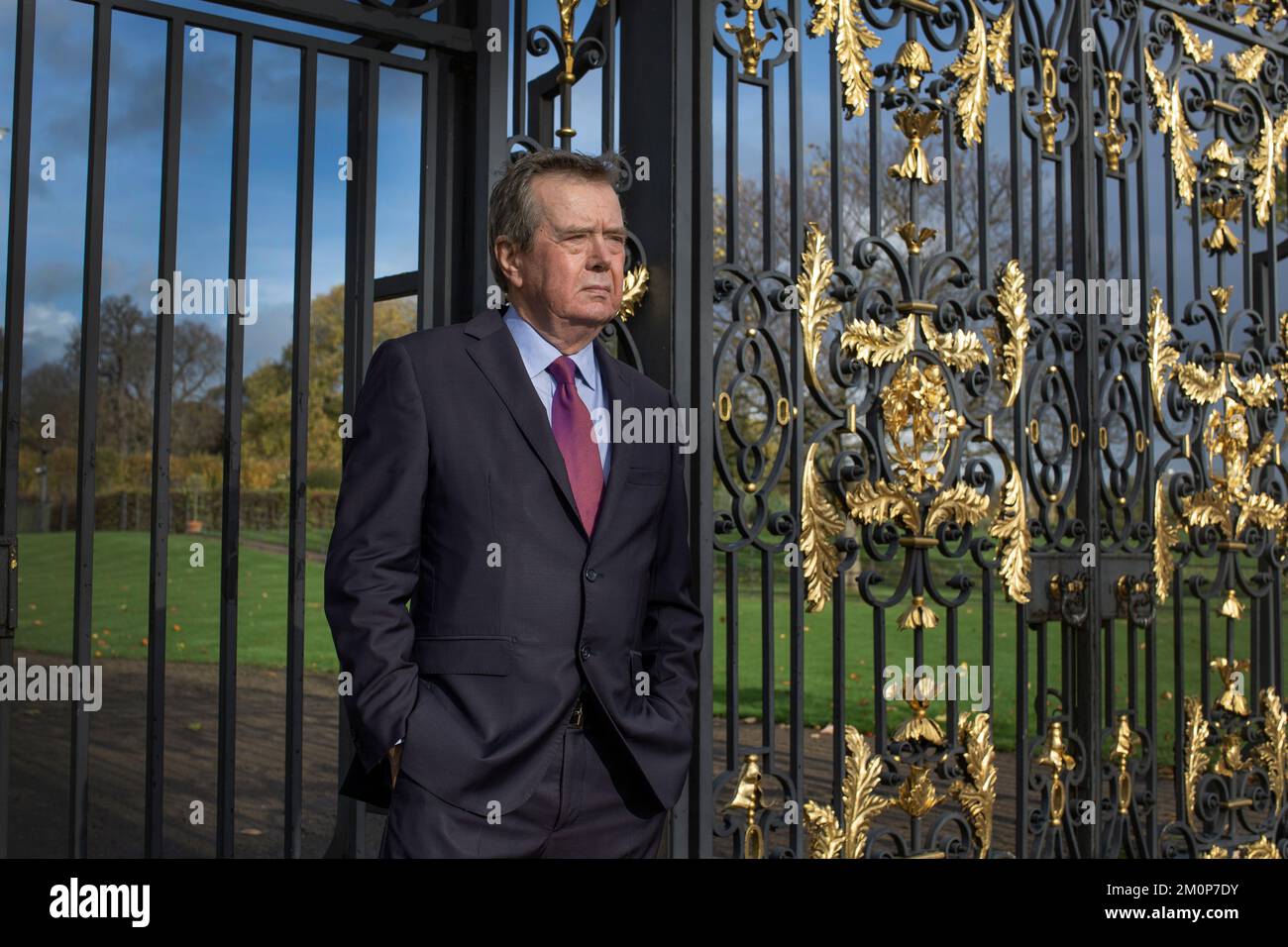 Ken Wharfe expert en sécurité royale aux portes d'or, sur le côté sud de Kensington Palace , Londres , Royaume-Uni. Banque D'Images