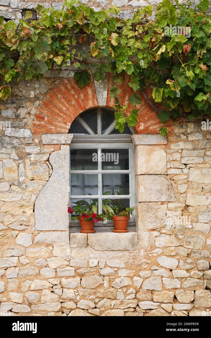 Fenêtre rustique dans un bâtiment français. Banque D'Images