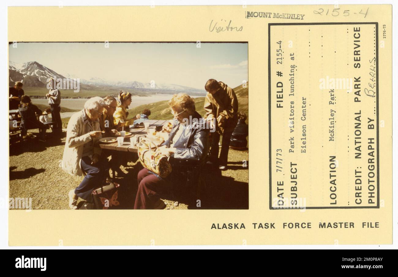 Les visiteurs du parc déjeunaient au centre Eielson. Photographies du Groupe de travail de l'Alaska Banque D'Images
