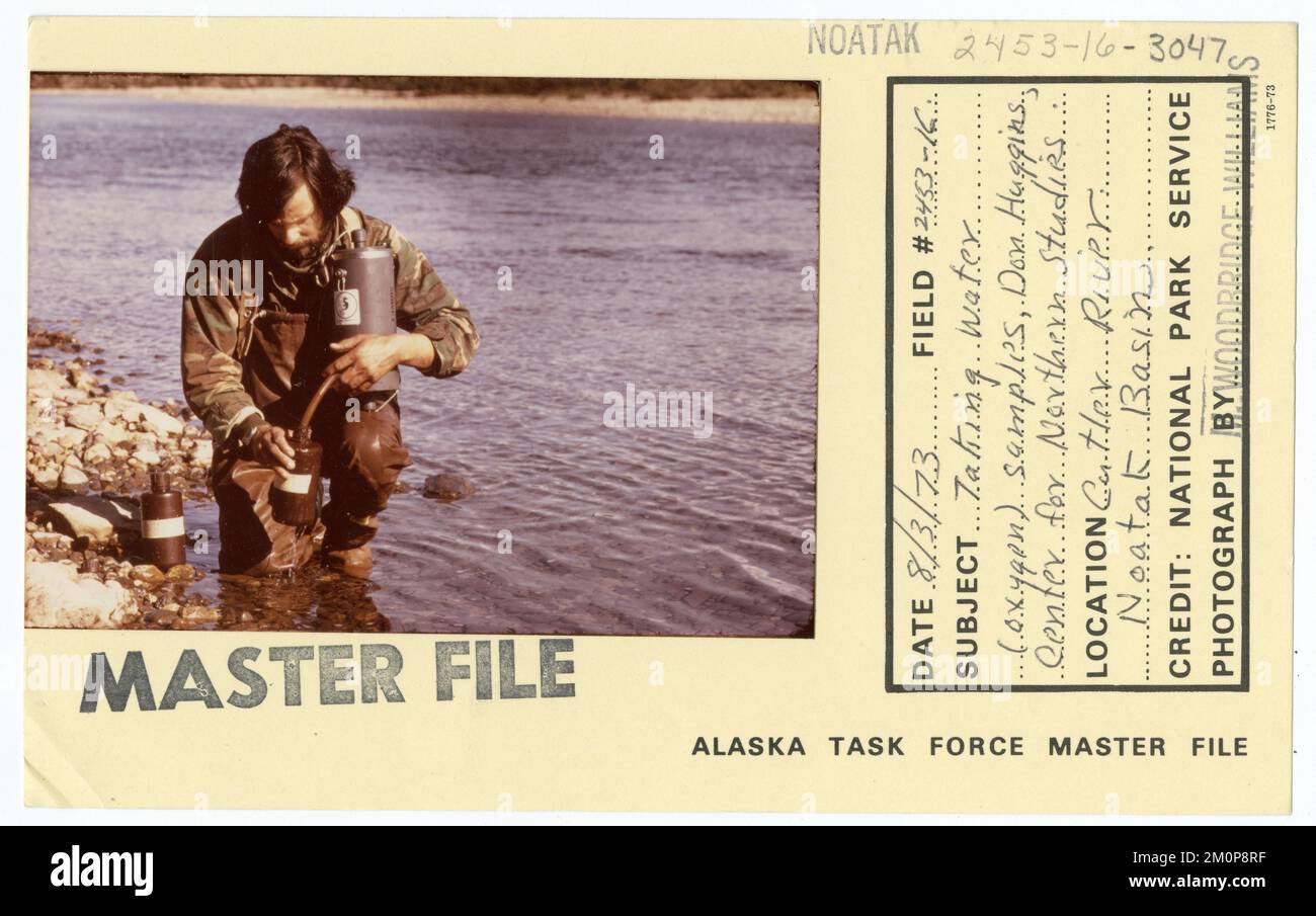 Prélèvement d'échantillons d'eau (oxygène), Don Huggins, Centre d'études nordiques. Photographies du Groupe de travail de l'Alaska Banque D'Images