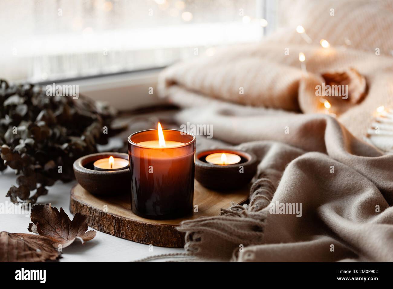 fenêtre chaleureuse et confortable, hiver ou automne concept, bougies  lancer des lumières Photo Stock - Alamy